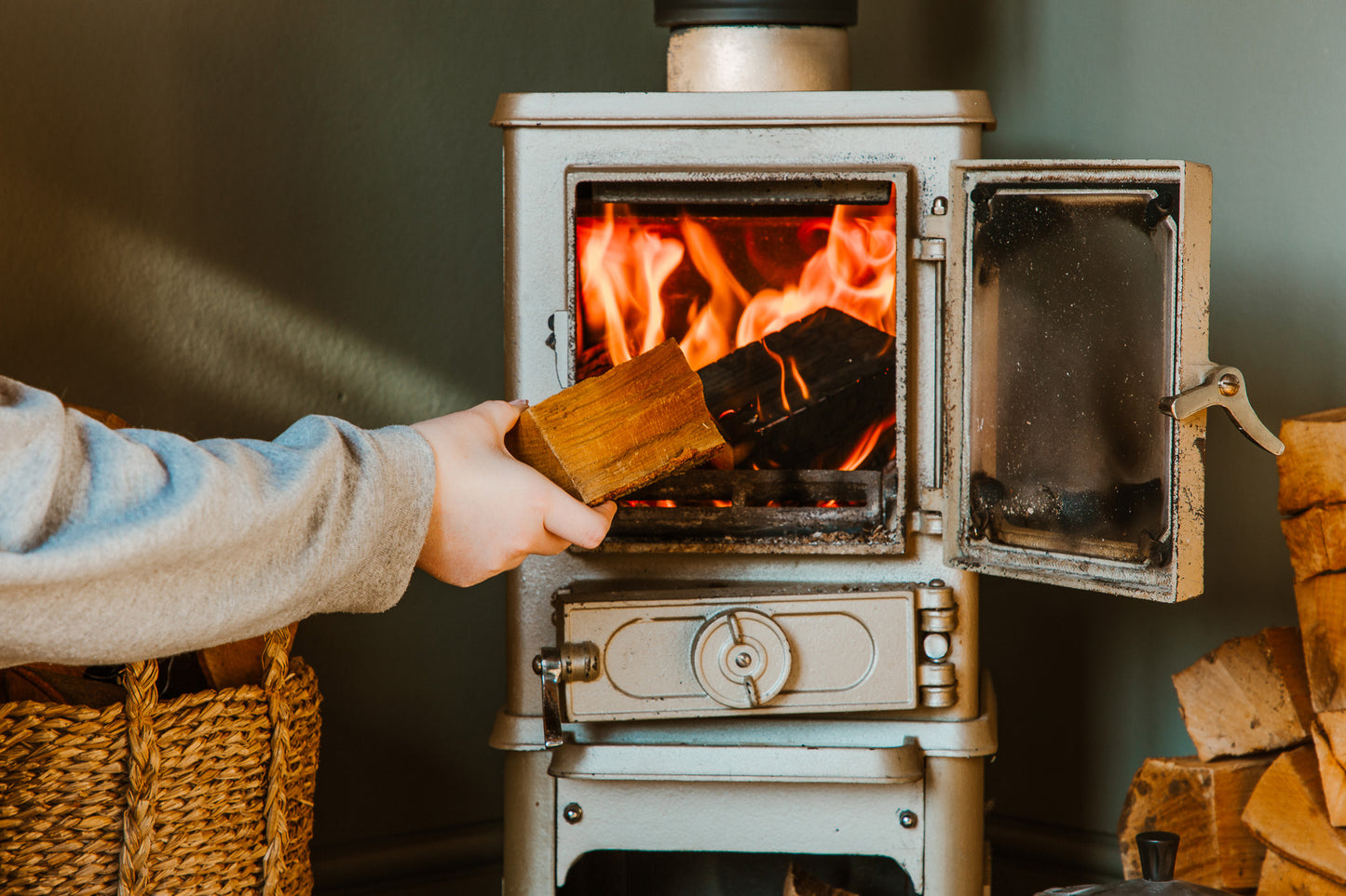 Premium Ash HARDWOOD Firewood Kiln Dried Logs For A Longer HOTTER Burn